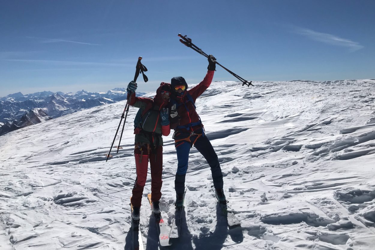 Testerin mit Westalpen 3L Light Jacke von Ortovox auf Mont Blanc