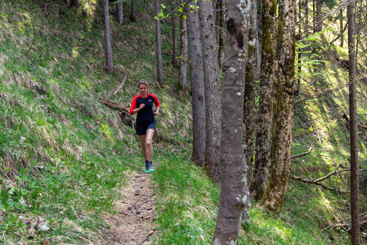 Sylke beim Trailrunning im Wald.