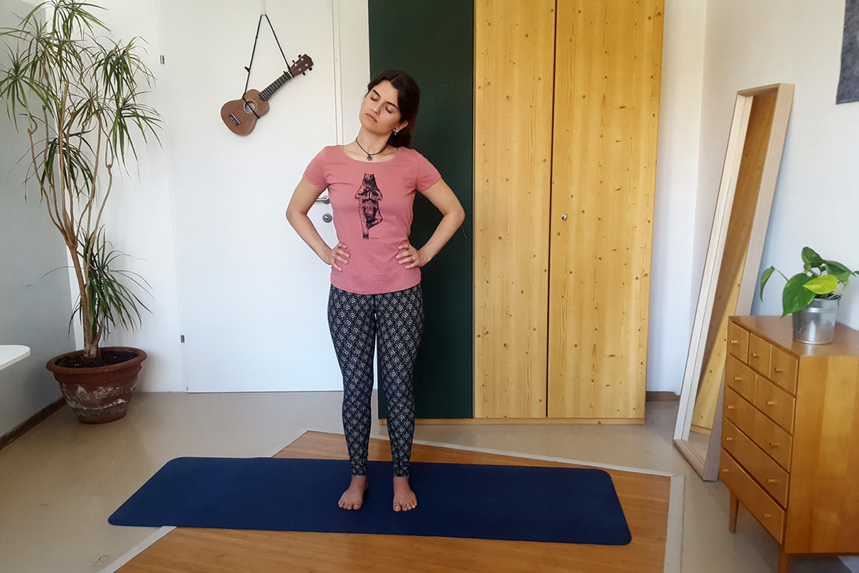 Homeoffice Yoga Nacken mobilisieren Nackenstretch