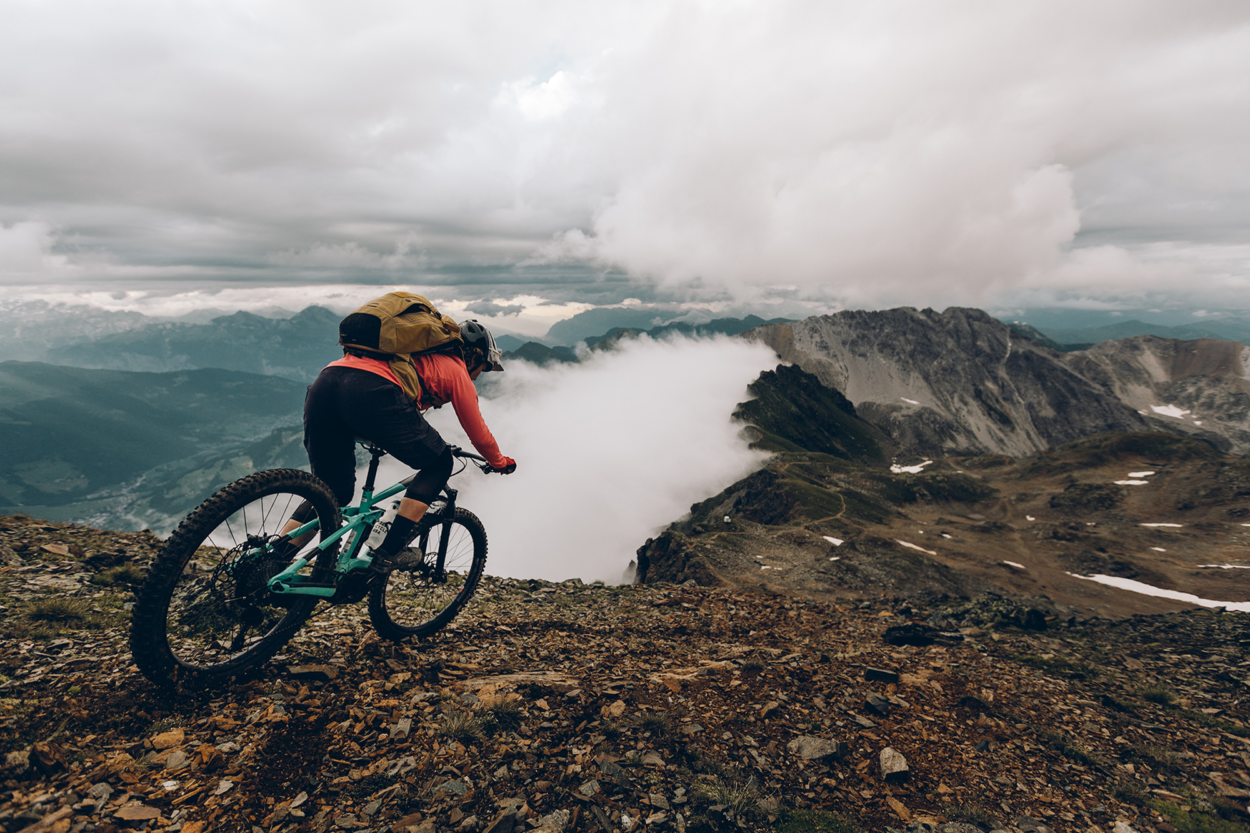 Greta auf ihrem E-MTB