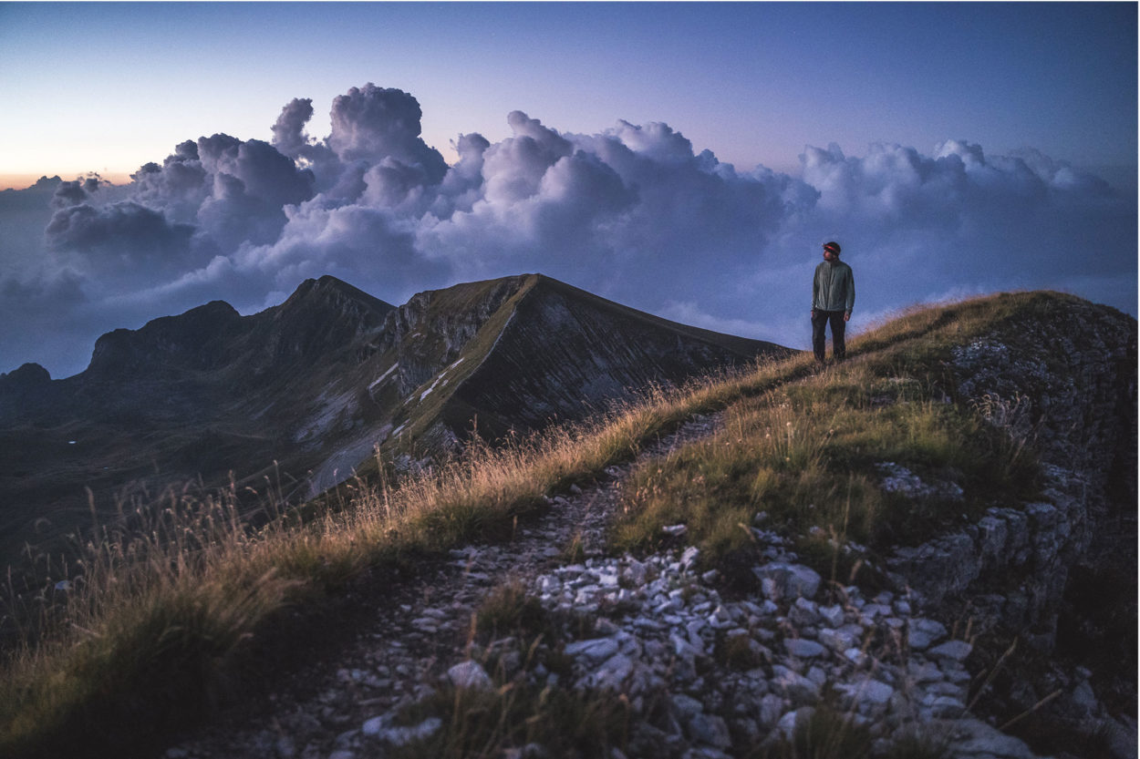 Sonnenaufgang auf Felsgipfeln in den Dolomiten