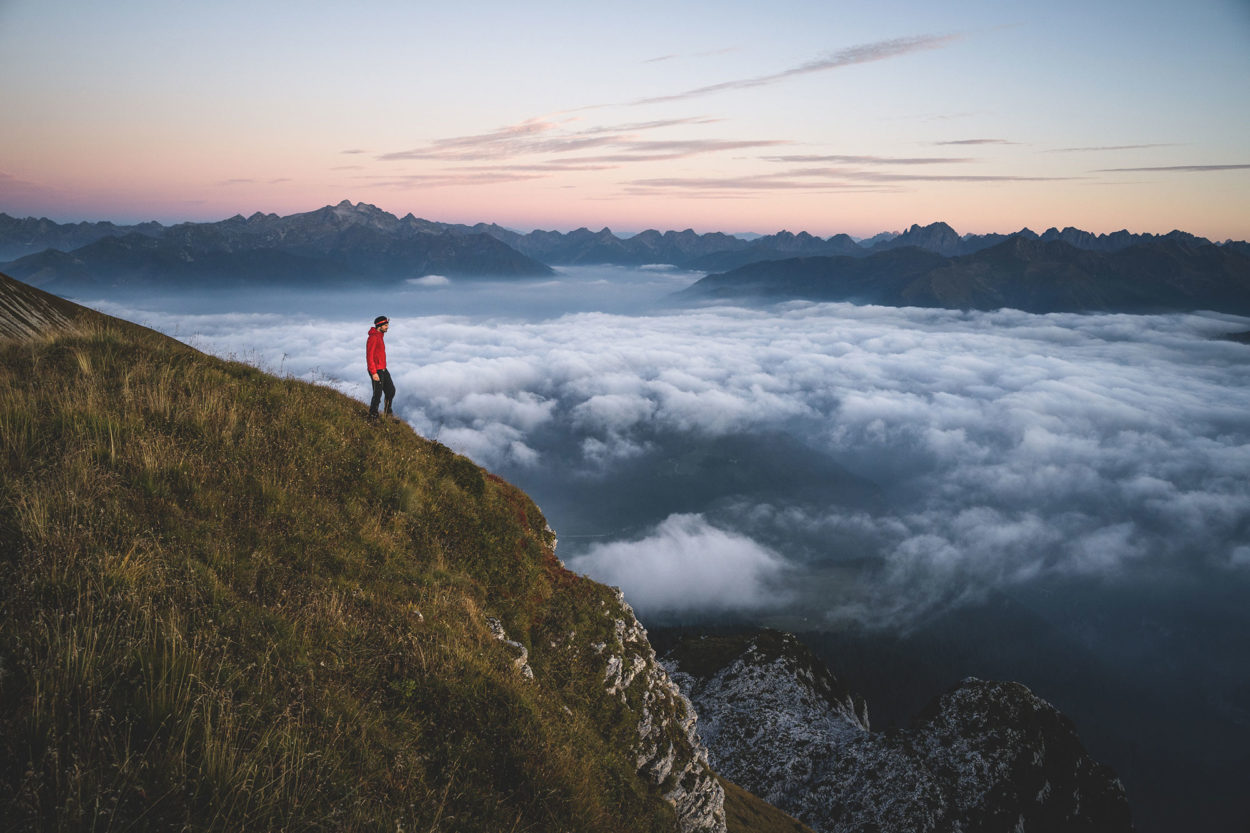 Sonnenaufgang über den Wolken in den Dolomiten