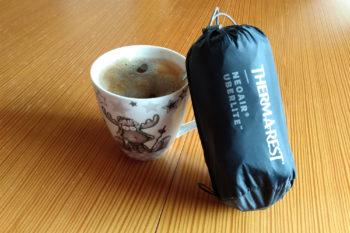 Die Uberlite Isomatte von Therm-A-Rest neben einer Kaffeetasse
