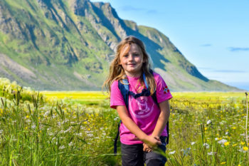 M&auml;dchen auf einer Bergwiese