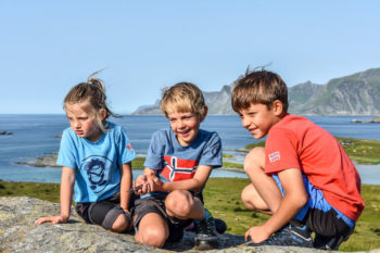 Kinder am Bergsee