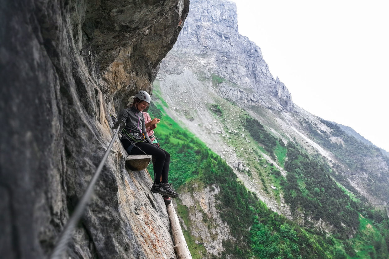 Exponierte Pausenbank am Hexensteig