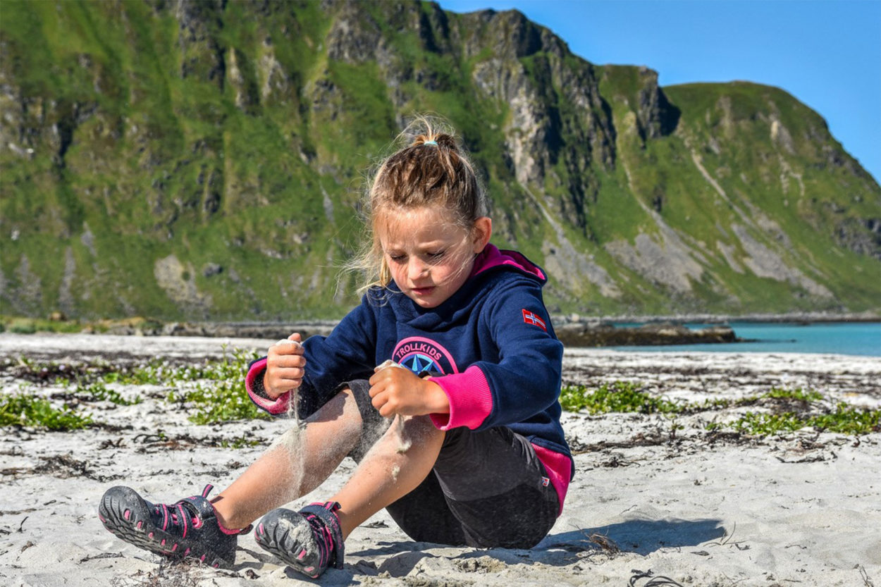 M&auml;dchen beim Spielen mit Sand