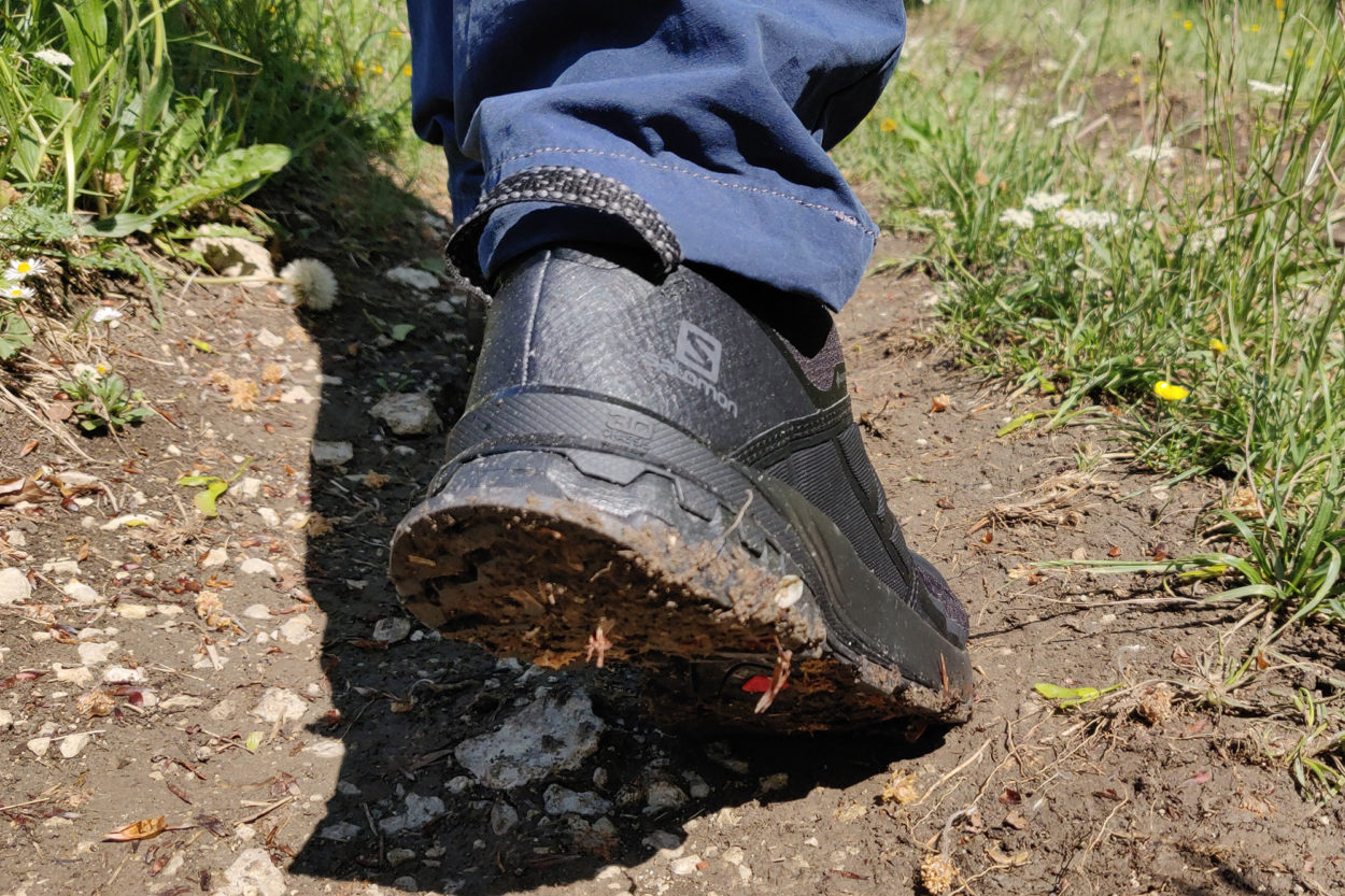 Schwarze Salomon Multifunktionssschuhe von der Rückseite fotografiert