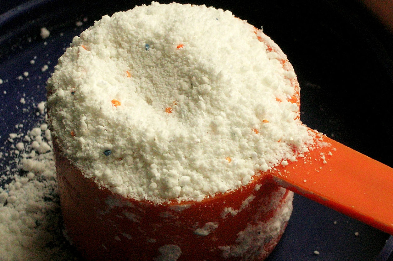 Waschmittelpulver in Dosierl&ouml;ffel