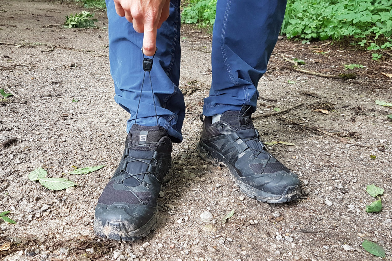 Schnürsystem von schwarzen Salomon Schuhen