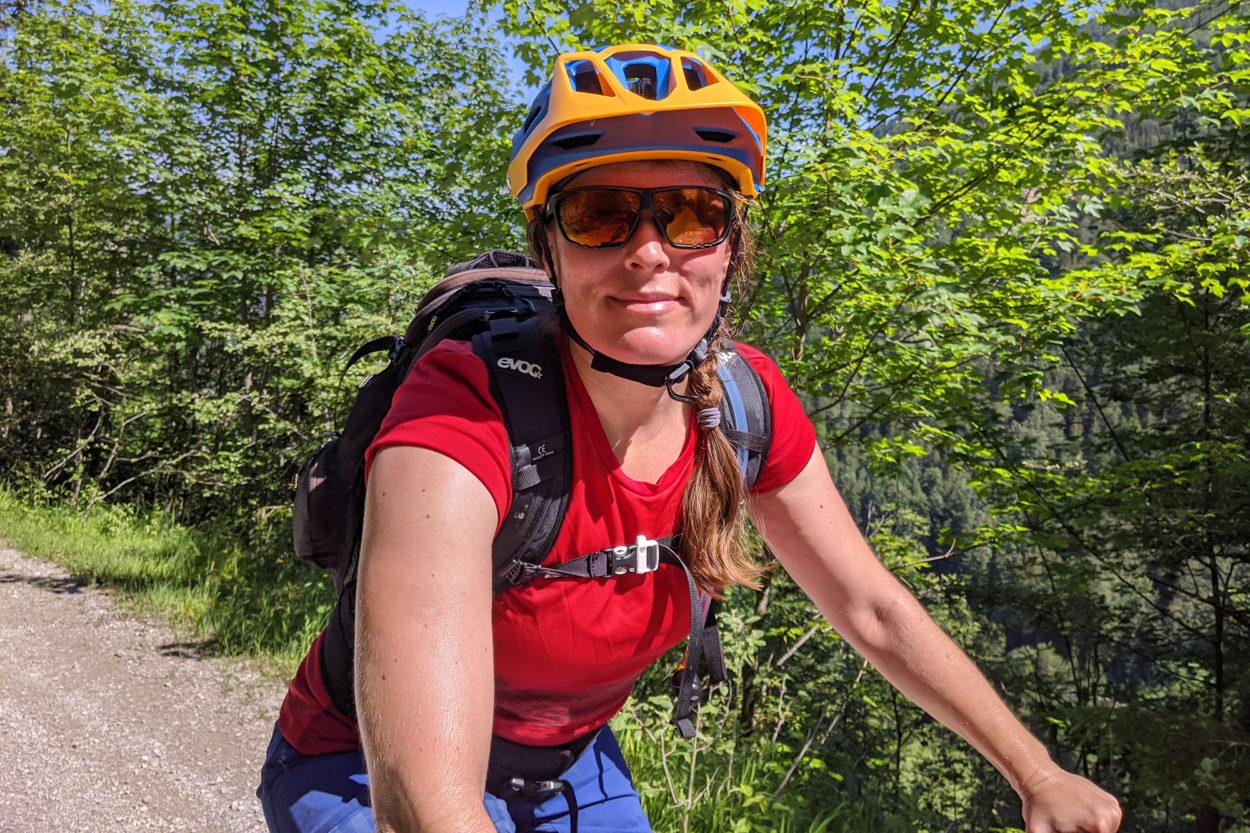 Testerin Anke Susanne Hoffmann mit MTB-Helm und MTB-Sonnenbrille von Uvex