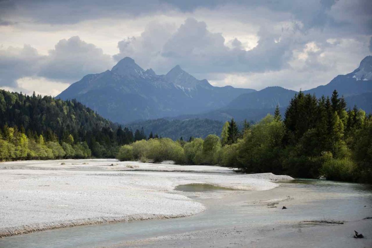 Mit dem Gravel-Bike entlang der Isar. | Foto: Evoc