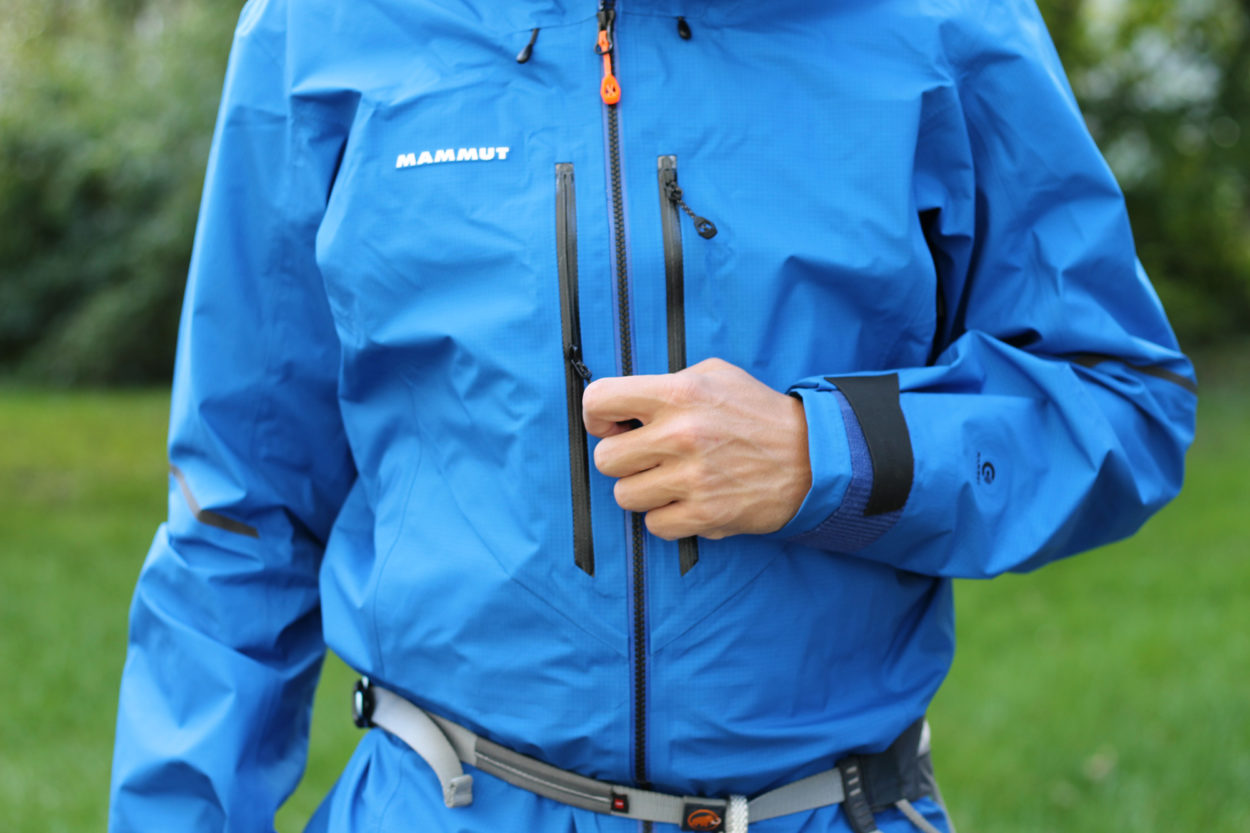 Zip-Taschen im Brustbereich der Mammut Hardshelljacke der Serie Eiger Extreme.