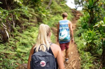 Zwei Personen beim Wandern